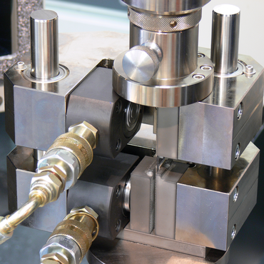 De hydraulische druktestkit voor HCCF(Hydraulic Composites Compression Fixture) wordt gebruikt voor het bepalen van de drukeigenschappen van vezelversterkte composieten